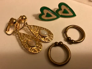 Vintage Nachlass Konvolut drei Paar CLIP ON Ohrringe. Herz, Reifen, Faux Opal - Bild 1 von 3