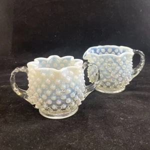 Juego de azúcar y crema vintage MCM Fenton vidrio blanco opalescente Hobnail con volantes - Imagen 1 de 14
