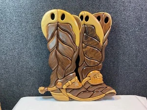 Handgefertigter Massivholz Intarsien Wandbehang mit Cowboystiefeln. - Bild 1 von 7