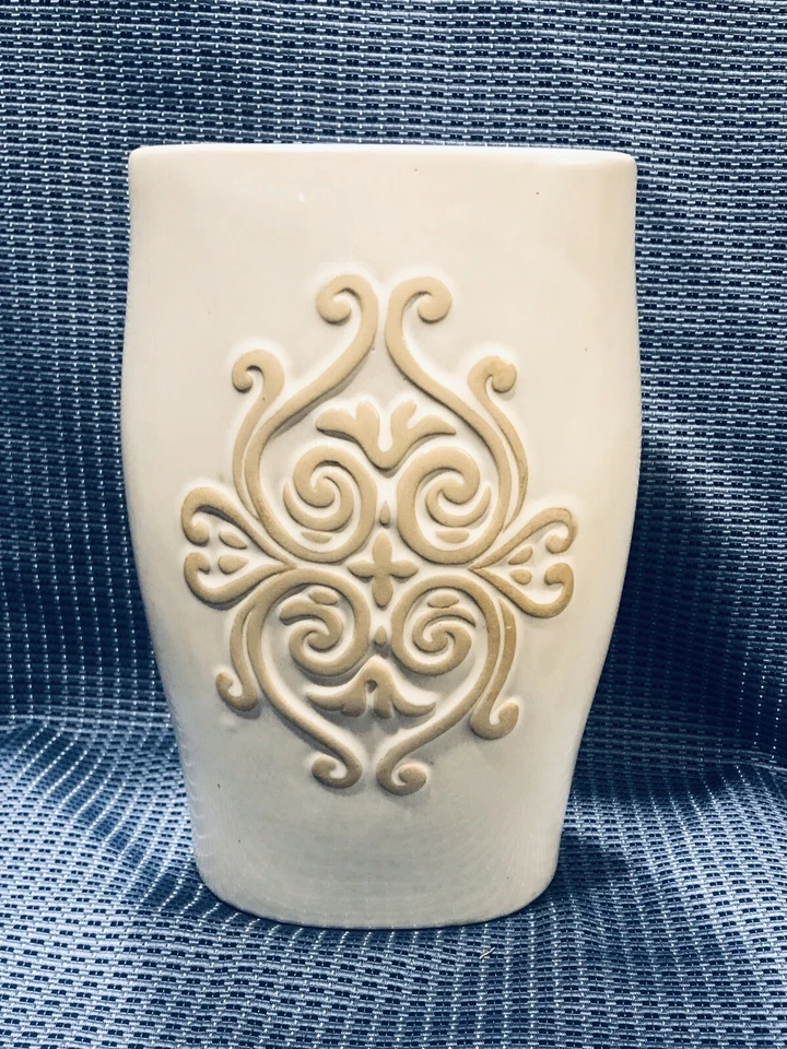 "Florero esmaltado de diseño ovalado de doble cara Decor Hosley Scroll crema y tostado 9 1/4""" Foto 1 de 4