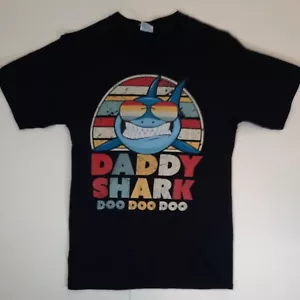 Baby Shark Daddy Shark Doo Doo Doo T-Shirt Größe S - Bild 1 von 2