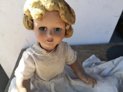 VECCHIA BAMBOLA IN CELLULOIDE CON SUOI VESTITI - Immagine 1 di 4