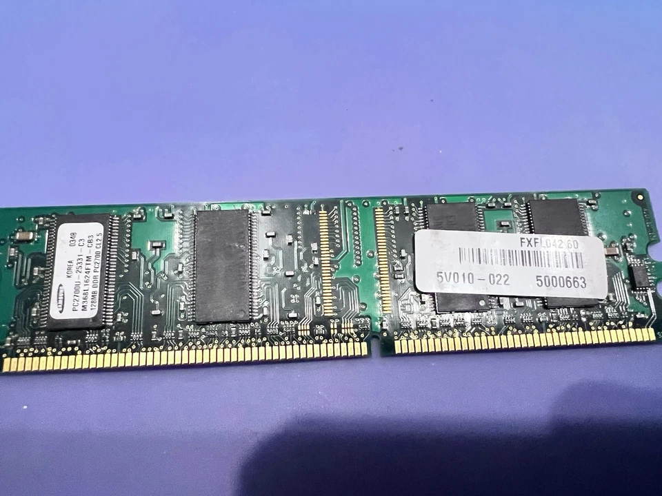 RAM de escritorio Samsung 128 MB DDR1 PC-2700 (DDR-333) M368L1624FTM-CB3 Foto 1 de 4