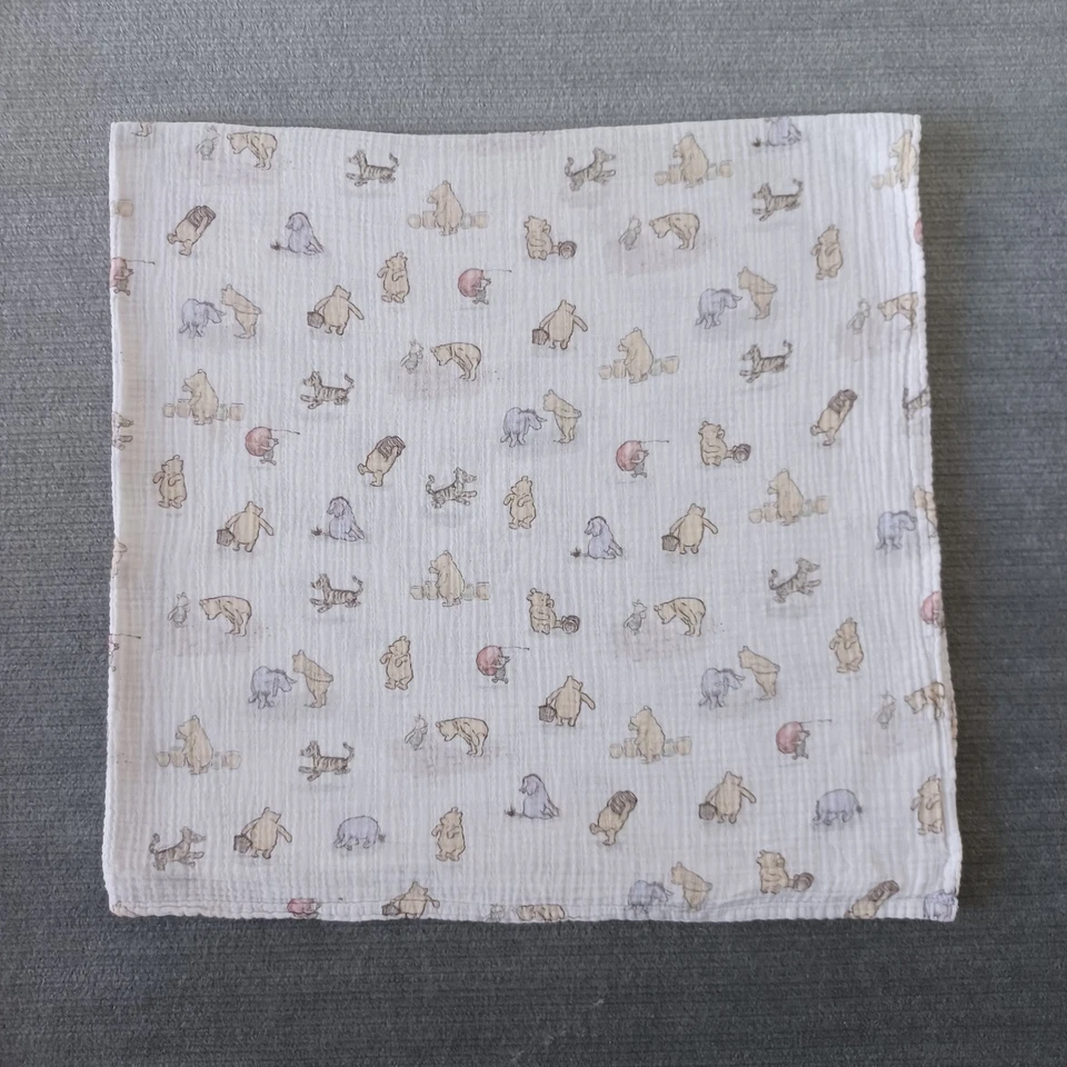 Manta de muselina de algodón orgánico Pooh clásica Pottery Barn Kids 47x47 Foto 1 de 4