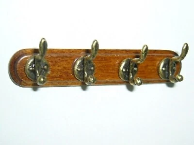 THE WONHAM COLLECTION Puppenhaus Miniatur Maßstab 1/12 4er Set Mantelhaken an einer Holzstange HW45