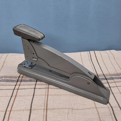 GRAPADORA DE VELOCIDAD SWINGLINE #4 GRIS DE COLECCIÓN GRANDES LÍNEAS ART DECO DE ESCRITORIO DE 8-1/2" DE LARGO Foto 1 de 4