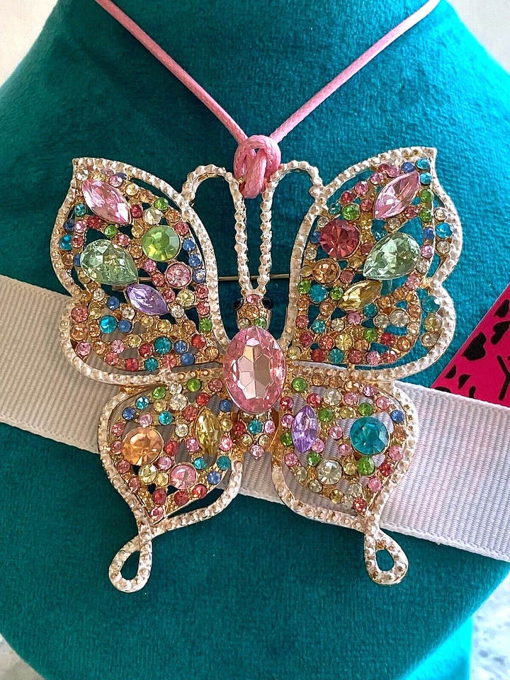 BROCHE BETSEY JOHNSON CRISTALES MULTICOLORES GRANDE SIN MARIPOSAS CUERO CORDÓN ROSA Foto 1 de 3