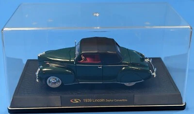 Signature 1939 Lincoln Zephyr Convertible - 1:32 Scale - Green - Image 1 of 4