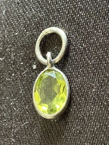 ENCANTO / COLGANTE: BONITA PIEDRA VERDE PERIDOTO FORMA OVALADA 0,7 CM DE ALTURA - Imagen 1 de 7