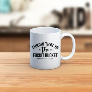 Throw It In The F*#k It Bucket Erwachsene Humor Schwören lustiger Becher 11oz Geschenkbecher - Bild 1 von 1