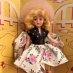 💚Muñeca Dolly Walker vintage de 8” años 50 ¡Nueva en caja! 6 movimientos - Imagen 1 de 12