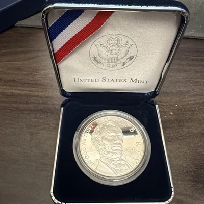 2009-P Abraham Lincoln Commemorative Silver Dollar Proof w/ COA & Box  - Image 1 of 4