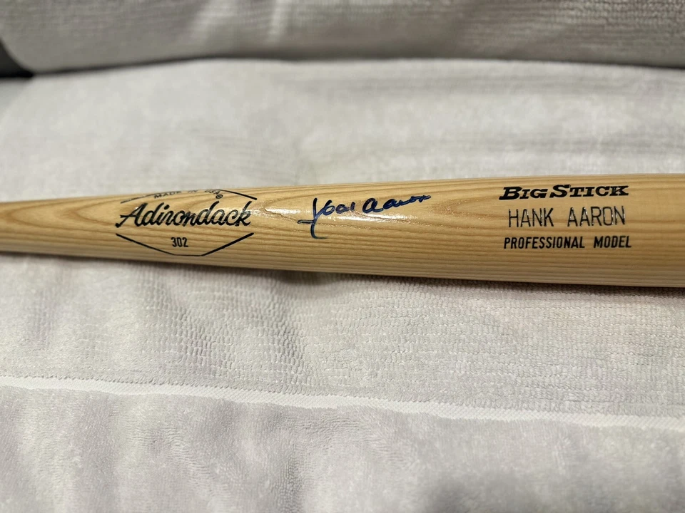 Murciélago autografiado por Hank Aaron en estado verdaderamente como nuevo. ¡¡¡No te pierdas esto DEBES VERLO!!!! Foto 1 de 4