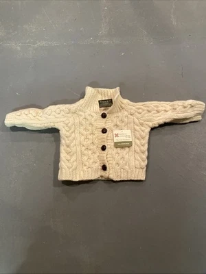 Cárdigan de bebé irlandés tejido a mano Carraigdonn con cuello y botones Foto 1 de 4