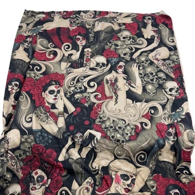 Alexander Henry Tela Halloween Las Elegantes Calavera de Azúcar Humo Oscuro 4 Yardas Foto 1 de 4