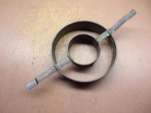 Primitive Zinn Donut/Bagel Schneider 5 1/2" Durchmesser mit 3" Mittelloch Cool Oldie! - Bild 1 von 5
