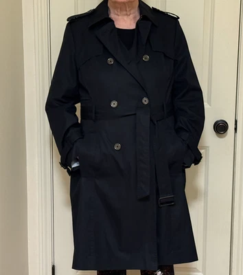 Gabardina Banana Republic clásica negra resistente al agua con cinturón talla pequeña Foto 1 de 4