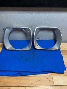 1973-76 Plymouth Duster biseles de faros OEM Scamp Valiant rejilla de luz de cabeza - Imagen 1 de 8