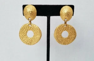 Pendientes colgantes vintage firmados de perlas Erwin de 2" de largo martillado tono dorado - Imagen 1 de 12