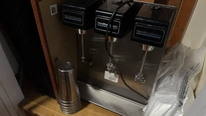 Batidora comercial Hamilton Beach modelo 950 3 velocidades 3 cabezales con tazas - Imagen 1 de 4