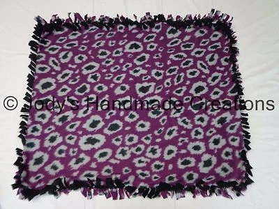 MINI MANTA DE SEGURIDAD HECHA A MANO PARA BEBÉ/MASCOTA POLAR ATADA - GUEPARDO PÚRPURA 26 X 30 Foto 1 de 2