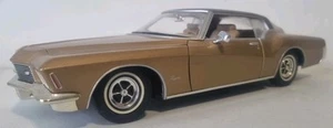 FIRMA STRADALE 1/18 1971 92558 BUICK RIVIERA GS ORO METALLIZZATO MODELLINO AUTO PRESSOFUSO - Foto 1 di 7