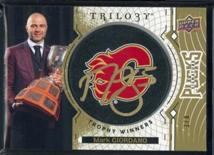 2020-21 UD Trilogy Trophy Winner Signature Pucks Team Logo #MG Mark Giordano 3/6 - Bild 1 von 2