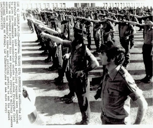1976 Press Photo Portugal Army Troops give Communist Clinched Fist Salute Lisbon - Picture 1 of 2