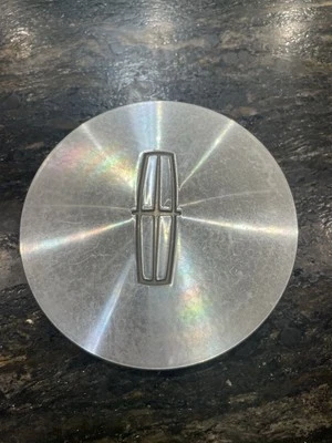 Cubierta de tapa central de rueda Lincoln Mark VIII 1993-1998 F4LC-1A096-CA OEM FOMOCO Foto 1 de 4