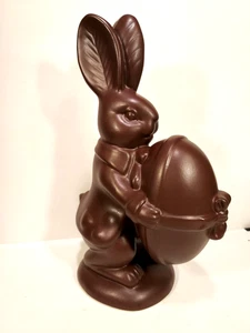 Keramik Faux dunkle Schokolade Osterhase hält Geschenk verpackt Ei Figur - Bild 1 von 7