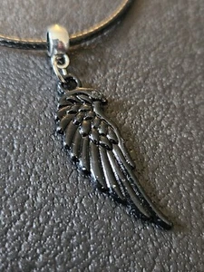 COLLANA ALA IN PELLE 17 POLLICI UOMO DONNA CIONDOLO IN LEGA NERA - Foto 1 di 3