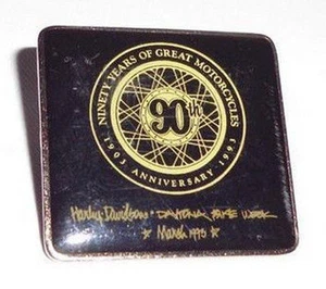 HARLEY DAVIDSON —90TH ANNIVERSARY— DAYTONA BIKE WEEK —1993— WESTE JACKE MÜTZE PIN - Bild 1 von 9