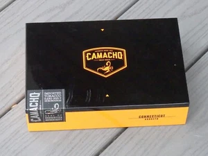 Caja de cigarros de madera vacía Camacho Connecticut Robusto 8,75" x 6,0" x 2,25" - Imagen 1 de 5