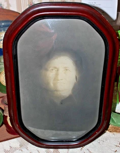 Beautiful antique 1880-1920 portrait in original convex “bubble” glass frame - Picture 1 of 6