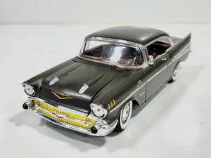 Hardtop M2 Machines Titanium 57 Chevrolet Bel Air 1:24 pressofuso S35 17-15 - Foto 1 di 14