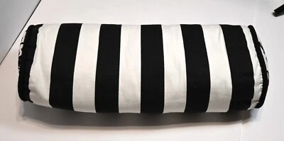 1 Almohada de Rayas Blanco y Negro con Extremos Festoneados 17X7 Foto 1 de 3