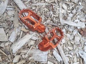 Dirt Bike Foot Pegs Foot rests CNC Wide For KTM EXC SX SXF XC XCW XCF EXCF EXCW - Picture 1 of 5