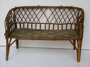 RARE BANQUETTE ANCIENNE DE POUPÉE EN ROTIN AASISE TISSU - FIN XIXème  - Picture 1 of 12