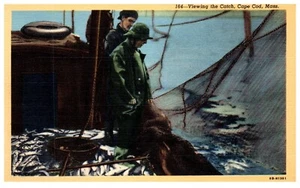 Cape Cod Massachusetts MA "VIEWING THE CATCH" Fischer Leinen Postkarte um 1940 - Bild 1 von 2