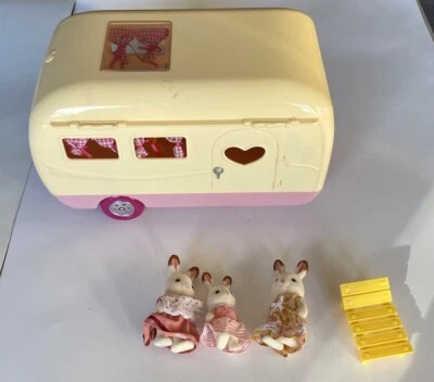 Lil Woodzeez Happy Camper Calico Critters Travel Trailer & Rabbits - Image 1 of 4