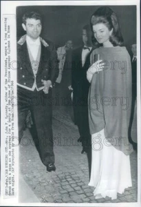 1966 Pressefoto Jackie Kennedy trägt langes Kleid Mitte 60er Jahre - Bild 1 von 2