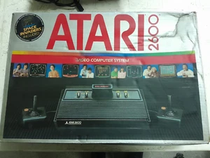 CONSOLE ATARI 2600 CON 1 Joysticks E SCATOLA non testato - Imagen 1 de 5
