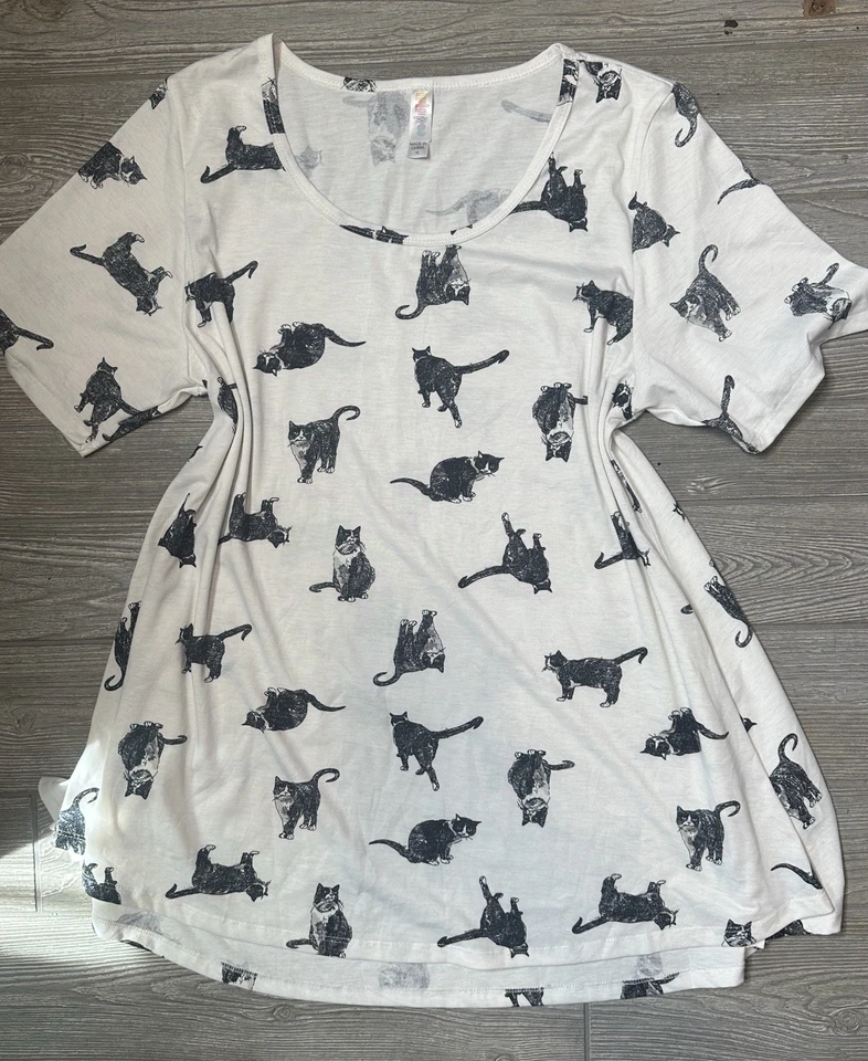 NWT LulaRoe XL Perfect Tee Shirt with Black Cats Animals - Image 1 of 1
