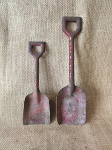 Vintage rostig Metall rot lackiert Kinder Spaten Schaufel Strand Sandkasten TV Film Requisite - Bild 1 von 24