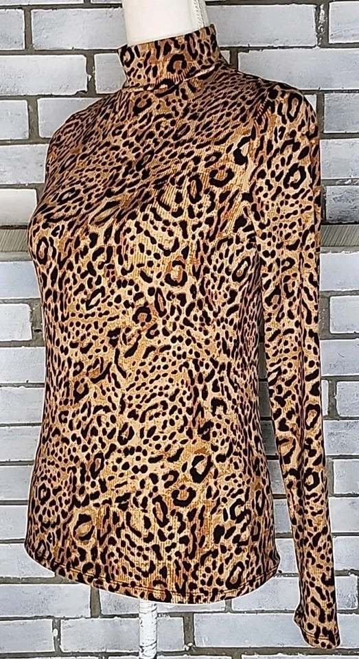 ☆ Top No Boundaries Junior’s Manga Larga Cuello Simulado Estampado Guepardo Mediano Foto 1 de 4