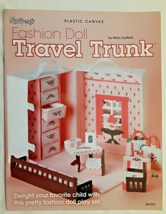 Fashion Doll TRAVEL TRUNK Plastic Canvas Pattern Book Needlecraft Shop (H) - Imagen 1 de 3