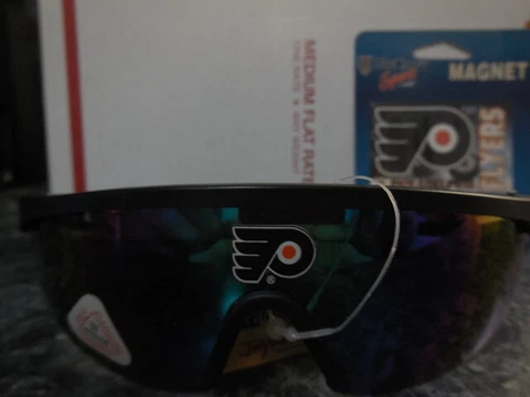 1 vintage philadelphia  flyers sun glasses new w tag and magnet Cover