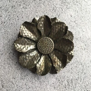Broche flor margarita 3D martillado tono plata sin marca 2" - Imagen 1 de 4