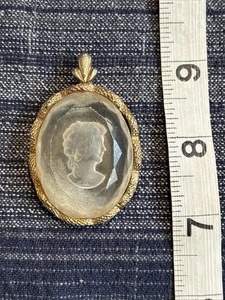 Colgante camafeo vintage tono dorado con carcasa acrílica - Imagen 1 de 5