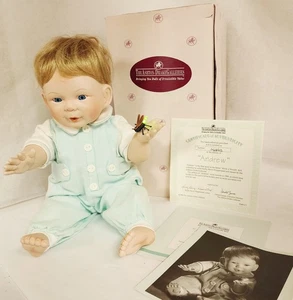 Ashton Drake Galleries Porzellan Baby Puppe Andrew mit leuchtendem Glühwürmchen - Bild 1 von 6